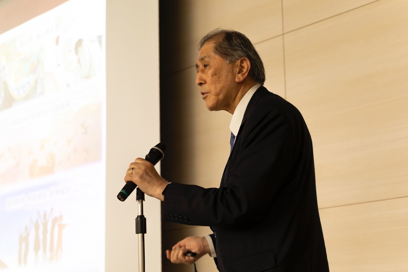 教育・研究・貢献における私立大学の役割を示す、田中愛治総長。