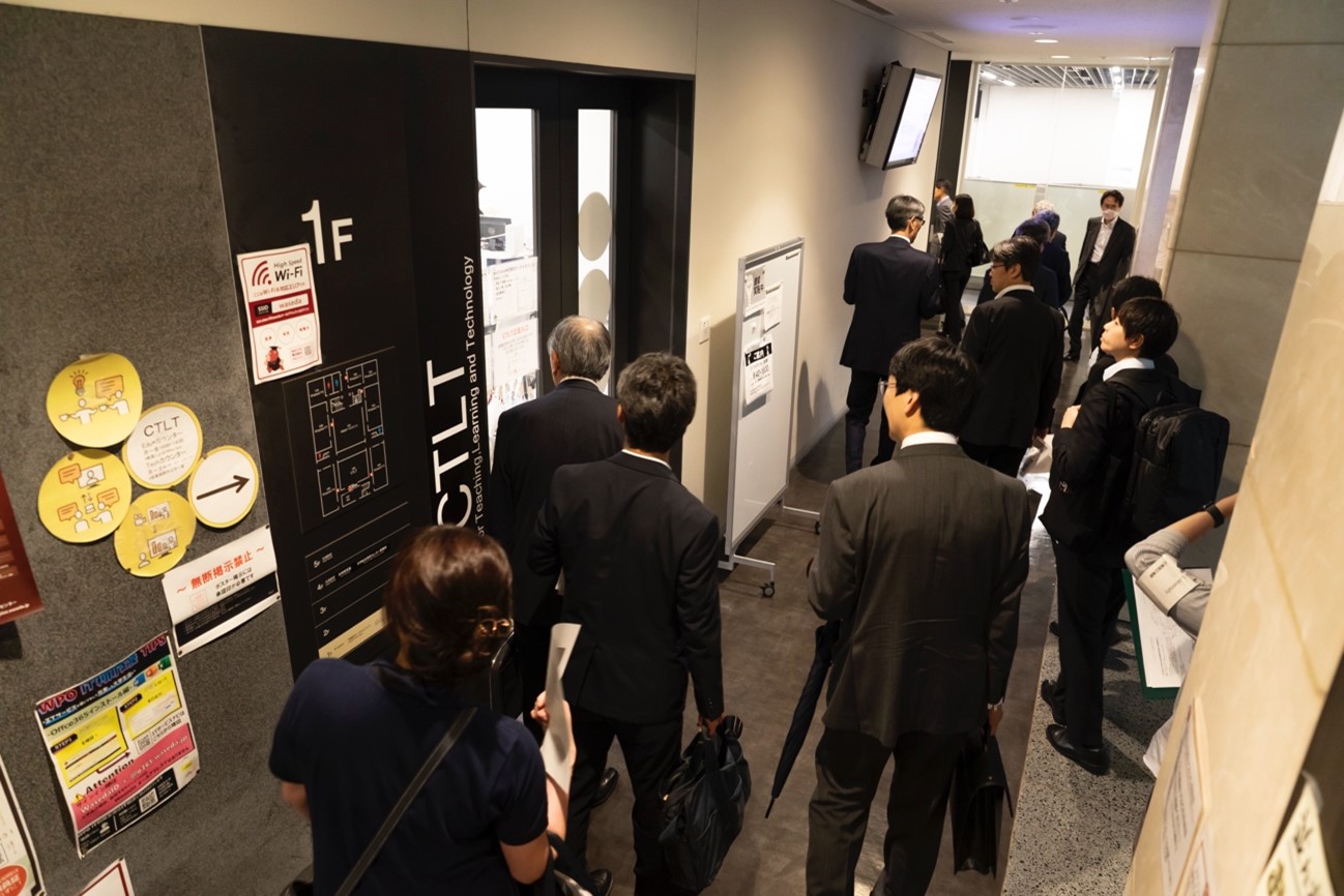 「W Space」などが設置される7号館の視察風景。