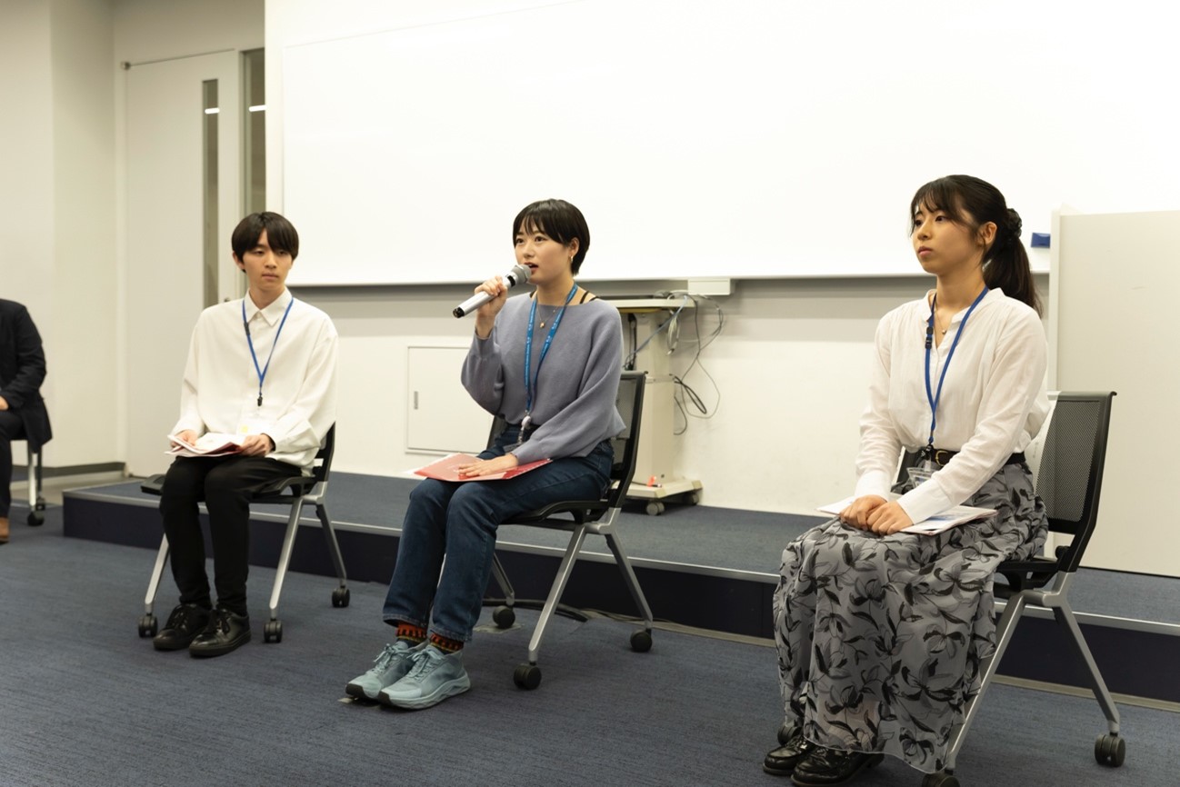 学生との懇談の様子。左から小池颯芽さん（文化構想学部2年）、西村凪紗さん（文化構想学部3年）、大石彩乃さん（商学研究科1年［修士課程］）。
