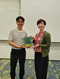 書籍を持つジェスサダ氏と研究代表者
