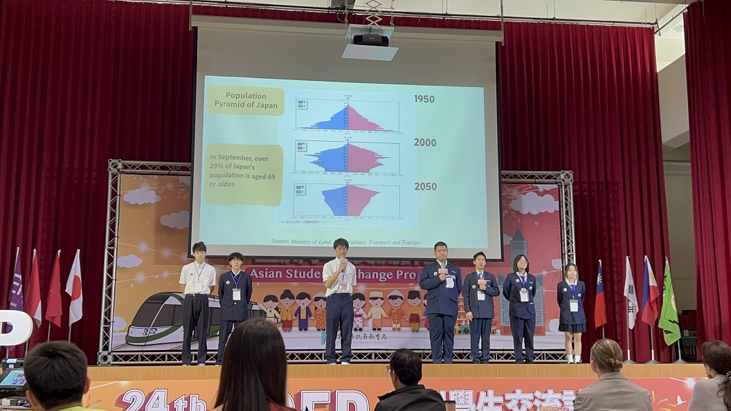 日本と台湾・アジアの若者の文化交流を行うことを目的に、台湾・高雄で行われたASEP（Asian Students Exchange Program）では、ホームステイをしながら海外の生徒らと協働作業をし、国際プレゼンテーション大会に参加して英語で発表をしました。