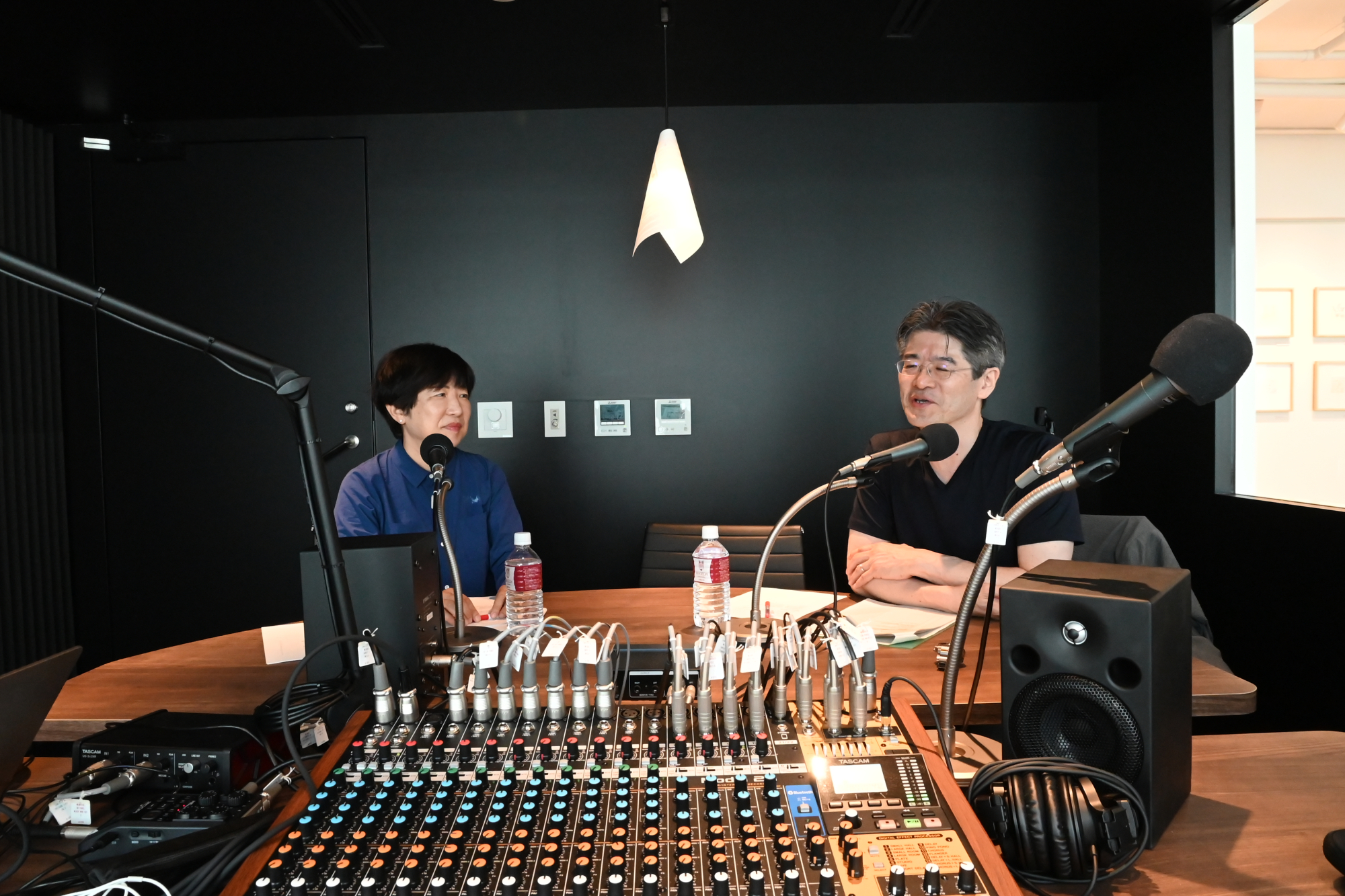 左から、島岡未来子教授、水町勇一郎教授。<br />
早稲田大学国際文学館（村上春樹ライブラリ）のスタジオで収録。