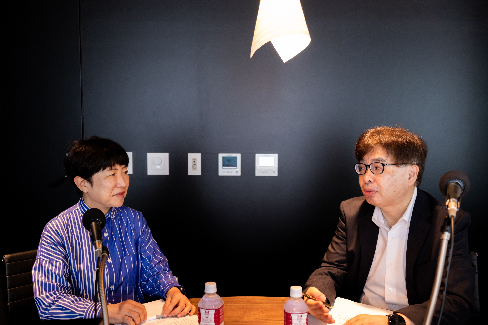 左から、島岡未来子教授、肥塚肇雄教授。<br />
早稲田大学国際文学館（村上春樹ライブラリ）のスタジオで収録。<br />
