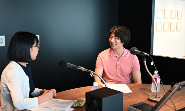 左から、城谷和代准教授、田中雅史准教授。<br />
早稲田大学国際文学館（村上春樹ライブラリ）のスタジオで収録。<br />
