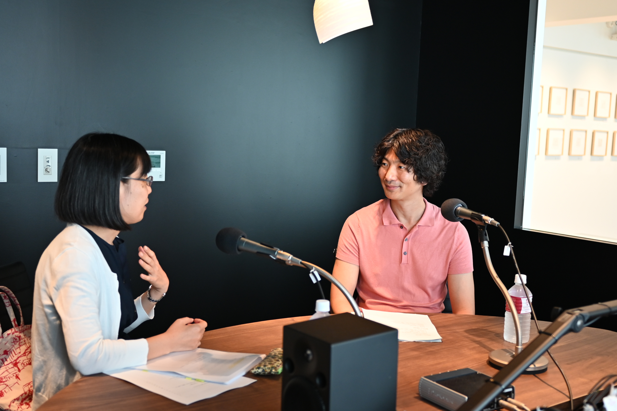 左から、城谷和代准教授、田中雅史准教授。<br />
早稲田大学国際文学館（村上春樹ライブラリ）のスタジオで収録。