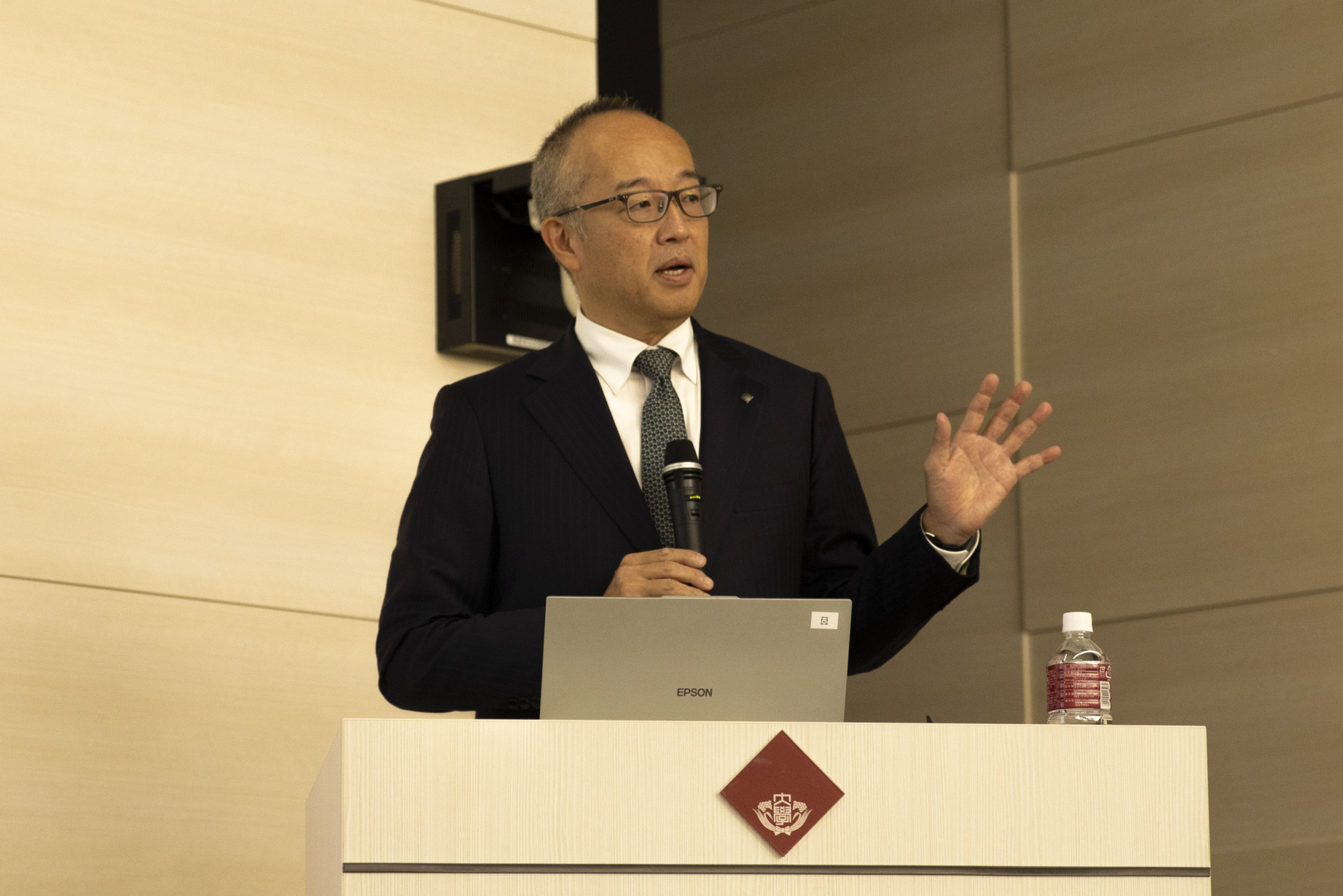 Global Research Center推進本部の副本部長を務める若尾真治理事