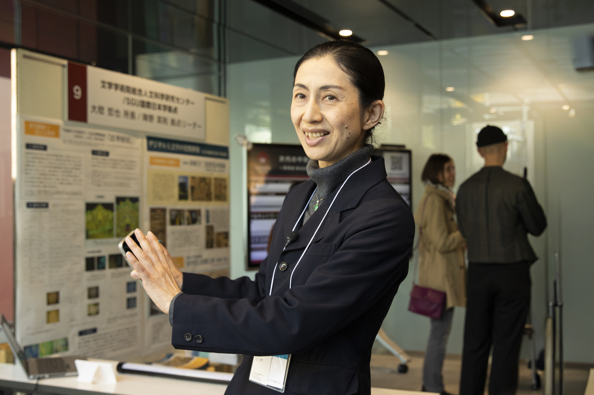 山本聡美教授（文学学術院）