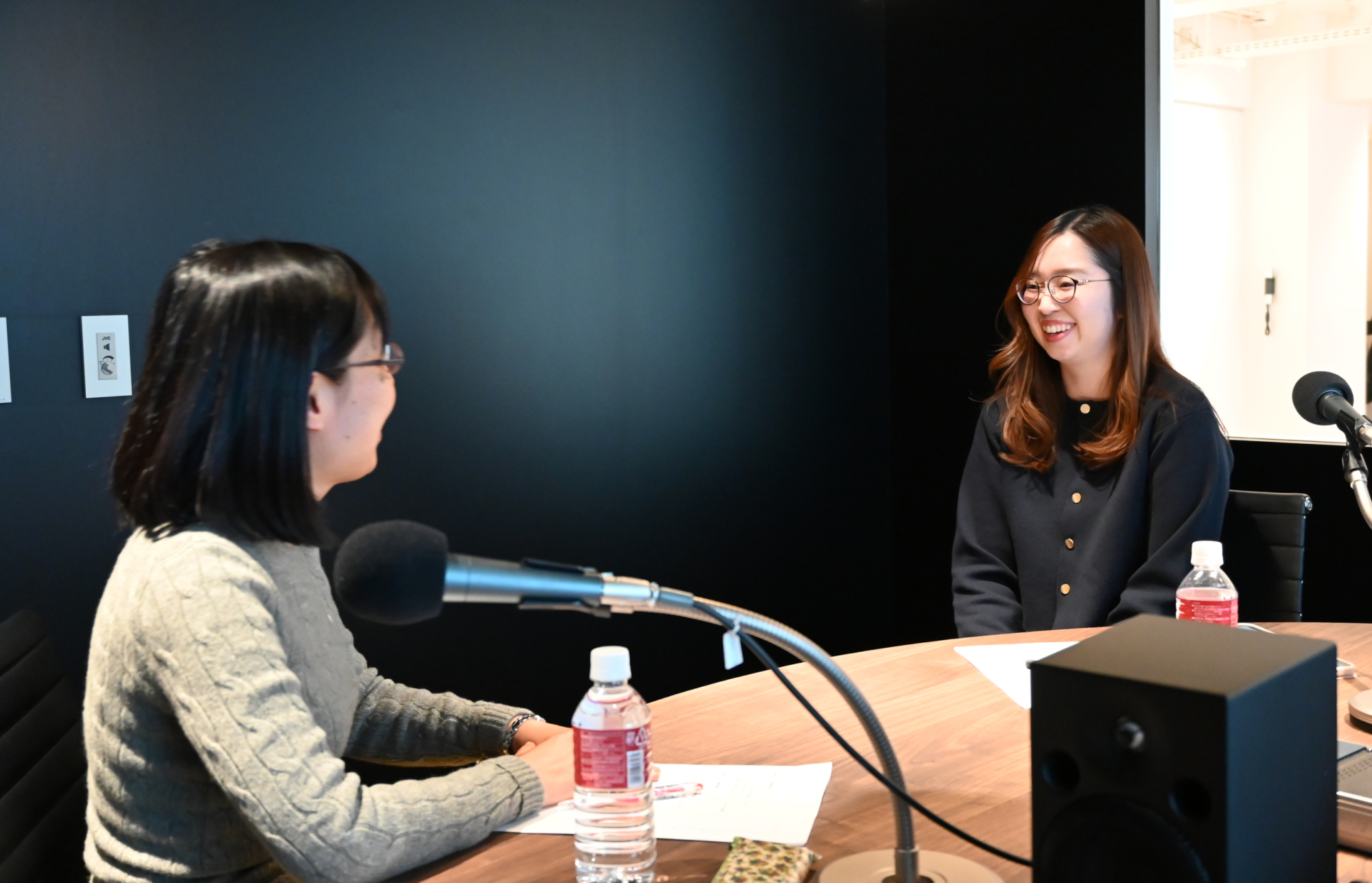 左から、城谷和代准教授、山崎世理愛講師。<br />
早稲田大学国際文学館（村上春樹ライブラリ）のスタジオで収録。<br />
