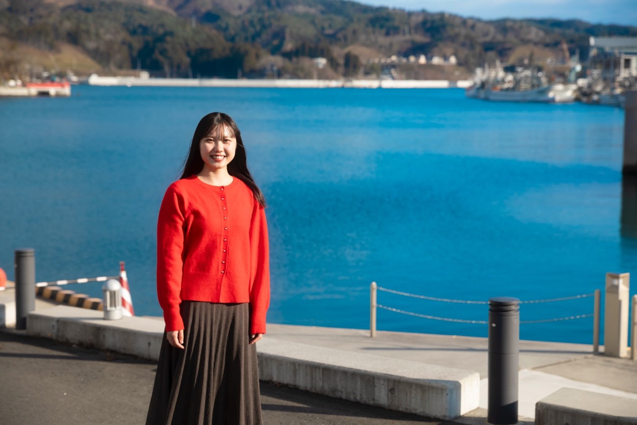 武石侑里子／法学部4年<br />
神奈川県出身。WAVOC（平山郁夫記念ボランティアセンター）の復興支援活動を起点に生まれた学生団体「早稲田大学気仙沼チーム」の前幹事長（2024年度）