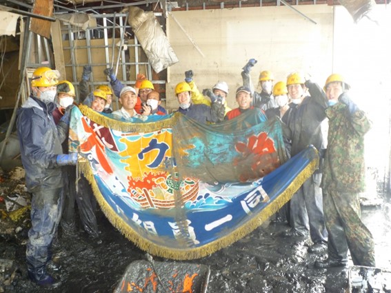 2011年6月、早稲田の学生と瓦礫撤去を行う高橋さん