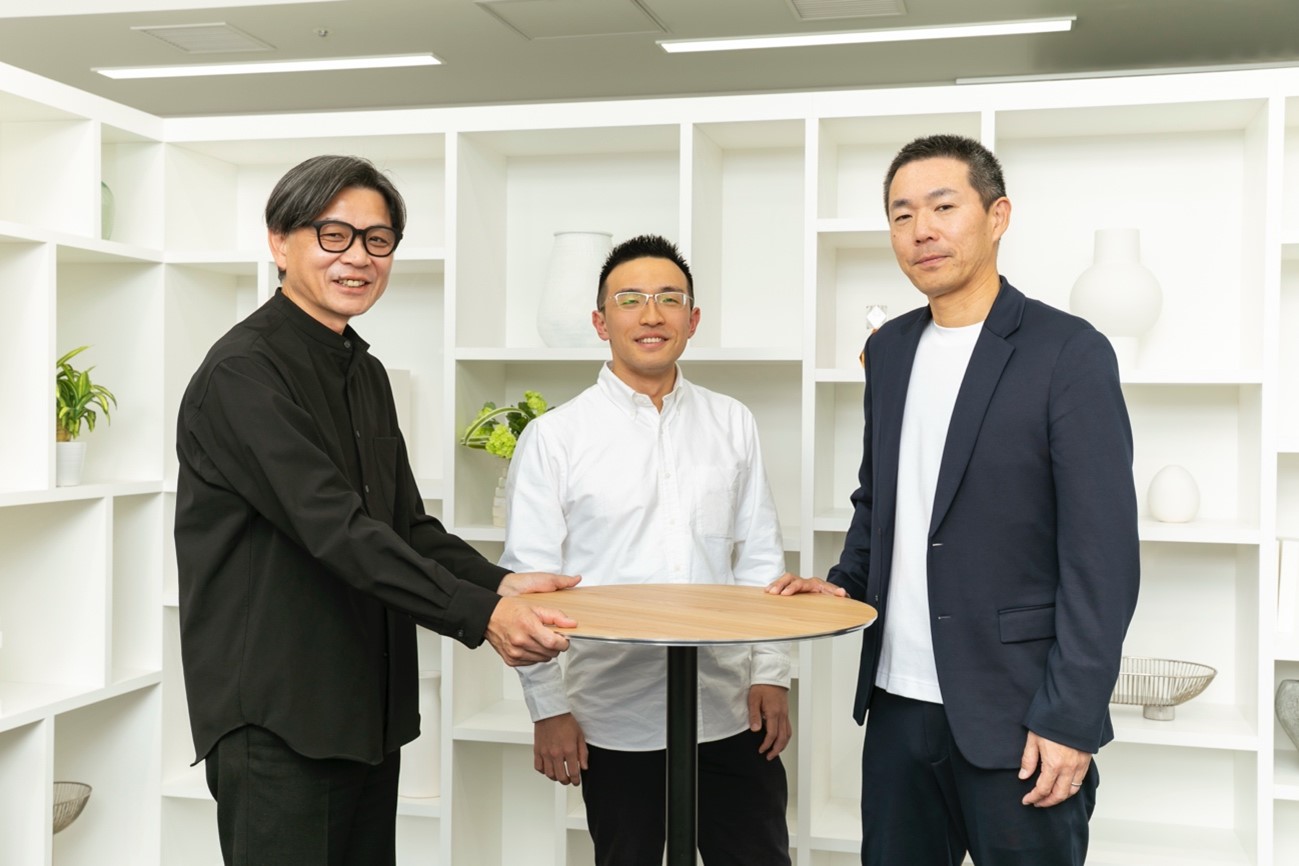 （中央）早稲田大学大学院商学研究科博士後期課程4年　鈴木宏治さん<br />
（右）　富士通株式会社 Employee Success本部 Engagement&Growth統括部 シニアディレクター　野村哲也氏<br />
（左）　富士通株式会社 Employee Success本部 Engagement&Growth統括部 シニアマネージャー／EXデザイナー　平野隆氏<br />
<br />
