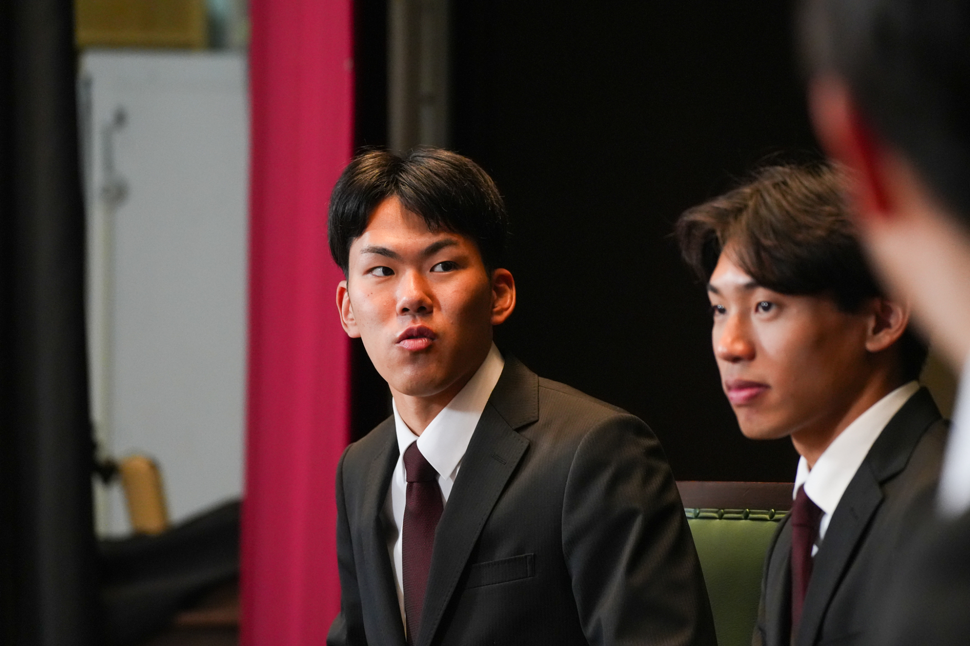 写真左：白石幸誠（人間科学部４年）<br />
愛媛・八幡浜高校出身。入学時よりマネージャーを務め、チーム運営の中核として、日々の活動から大会運営までを支える。<br />
最終学年ではマネージャーを束ねる主務として活躍。選手・スタッフ双方から信頼の厚い存在。<br />
