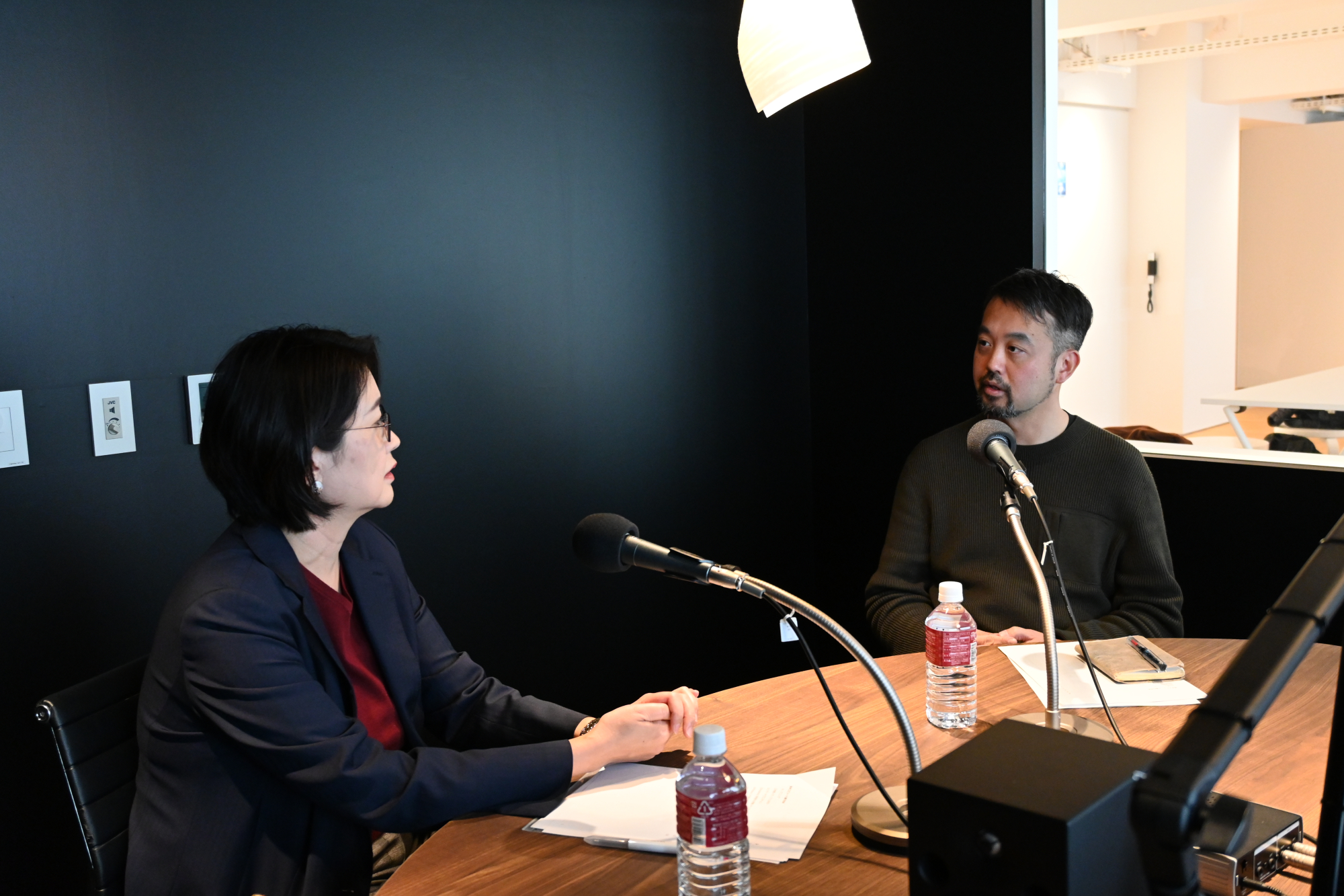 左から、井上素子准教授、ドミニク・チェン教授。<br />
早稲田大学国際文学館（村上春樹ライブラリ）のスタジオで収録。<br />
