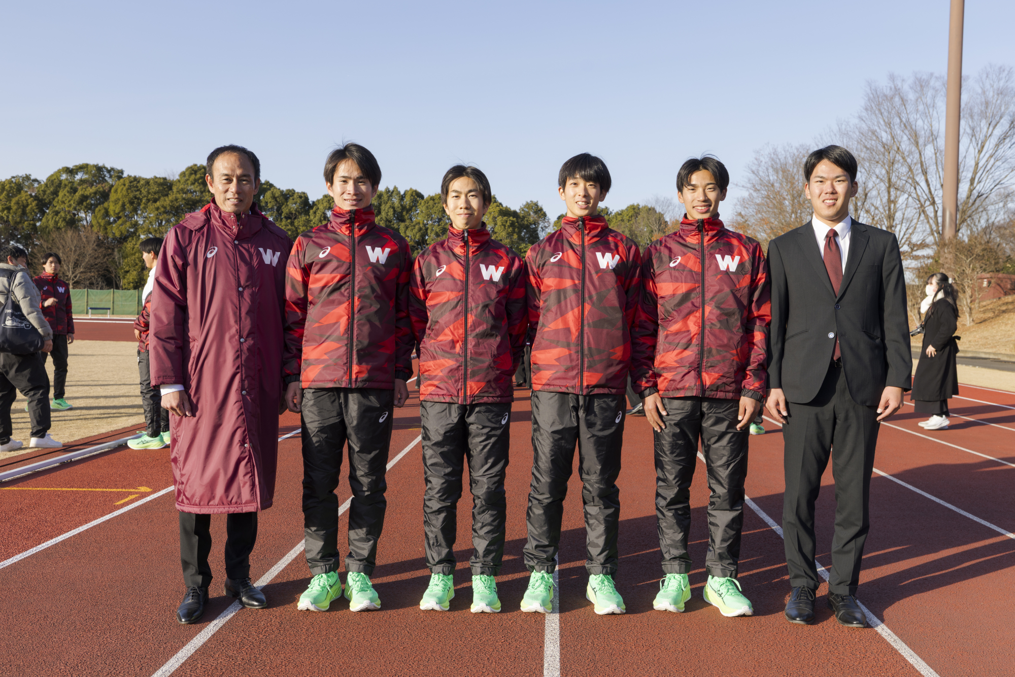 箱根駅伝エントリーメンバーの取材会にて<br />
左から：花田勝彦駅伝監督、山口智規、宮岡凛太、伊藤幸太郎、間瀬田純平、白石幸誠