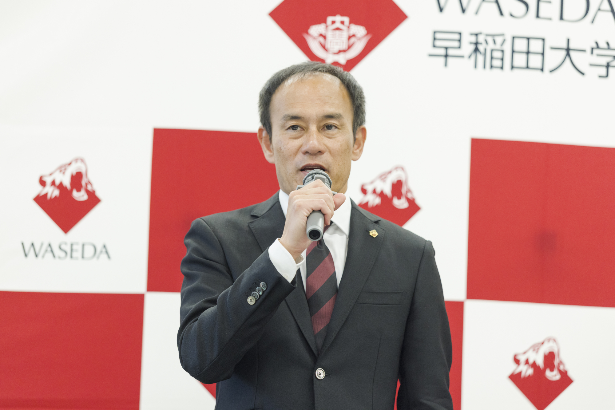 花田 勝彦　駅伝監督<br />
1971年京都府生まれ。1994年早稲田大学人間科学部卒業。<br />
在学中は競走部に所属し、４年連続箱根駅伝に出場。1993年の第69回大会では4区区間賞を獲得し、総合優勝に貢献した。<br />
卒業後は実業団のエスビー食品に進み、1996年のアトランタオリンピック（10000m）、1997年 のアテネ世界陸上マラソン、2000年のシドニーオリンピック（5000m・10000m）に出場。<br />
2004年に引退後、上武大学准教授および駅伝部監督、GMOインターネットグループ・アスリーツ監督を経て、現在の4年生が入学した2022年に早稲田大学競走部駅伝監督に就任した。