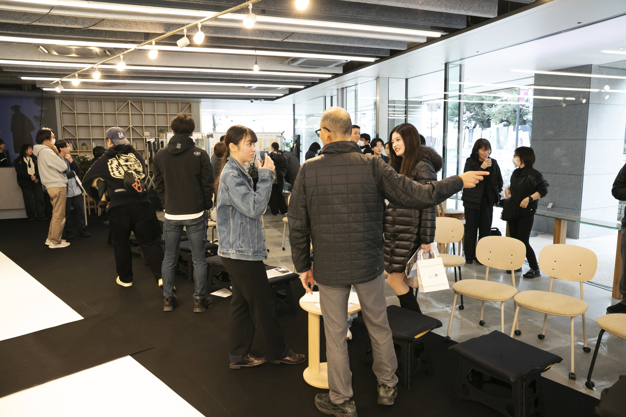 早稲田公演での懇談会の様子。地域の方々も多く訪れた