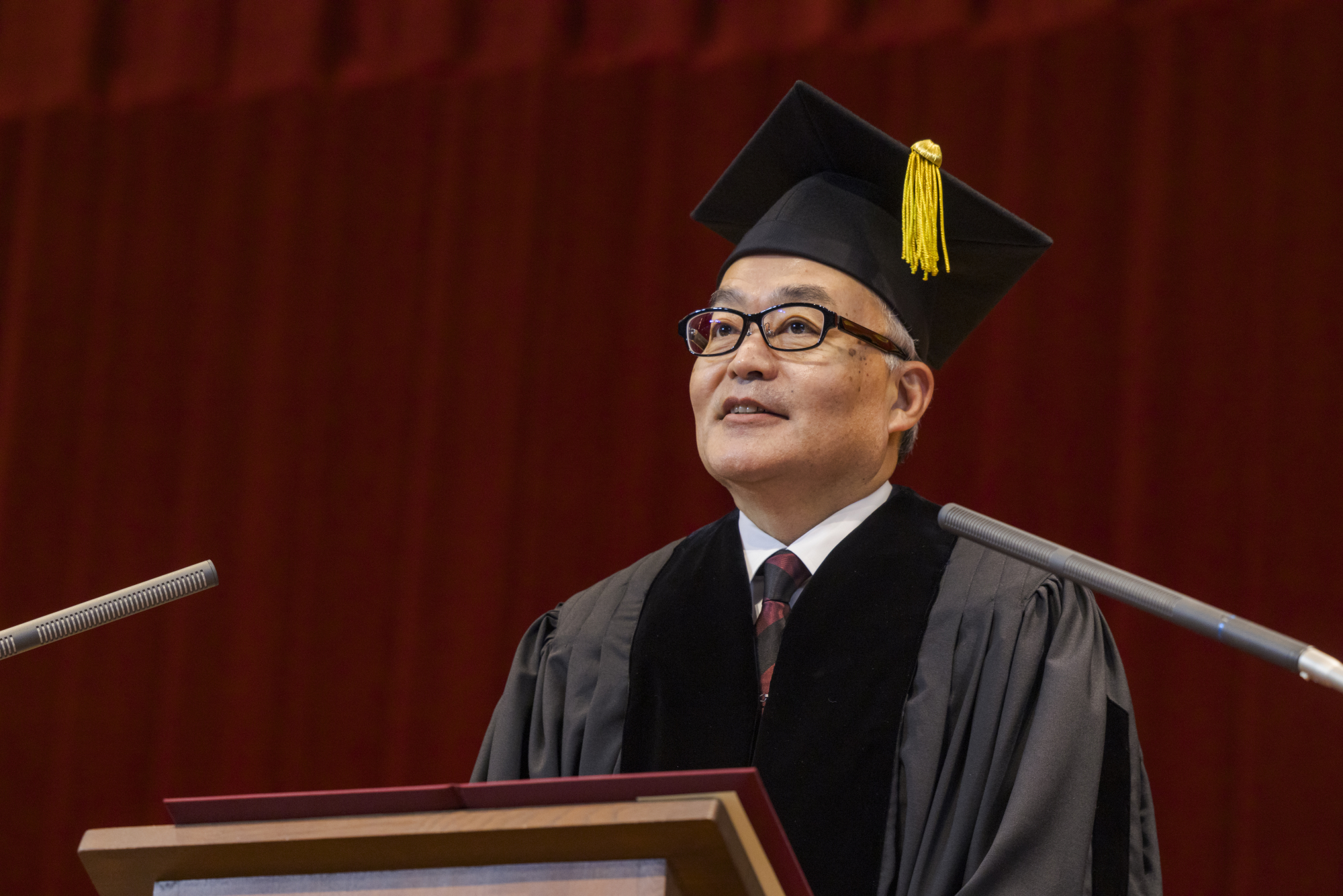 1987年商学部卒業後、ソニー株式会社入社。2001年にソニー銀行株式会社を共同設立後、2005年に現ソニーネットワークコミュニケーションズ株式会社の取締役 兼 専務に就任。2013年にソニー株式会社に戻り、経営企画、財務、事業戦略担当のSVPに就任。2014年にソニーモバイルコミュニケーションズ株式会社 社長 兼 CEO、2018年にソニー株式会社専務 CFO、2023年に社長 COO 兼 CFOを歴任。2025年よりソニーグループ株式会社 代表執行役 社長 CEO。