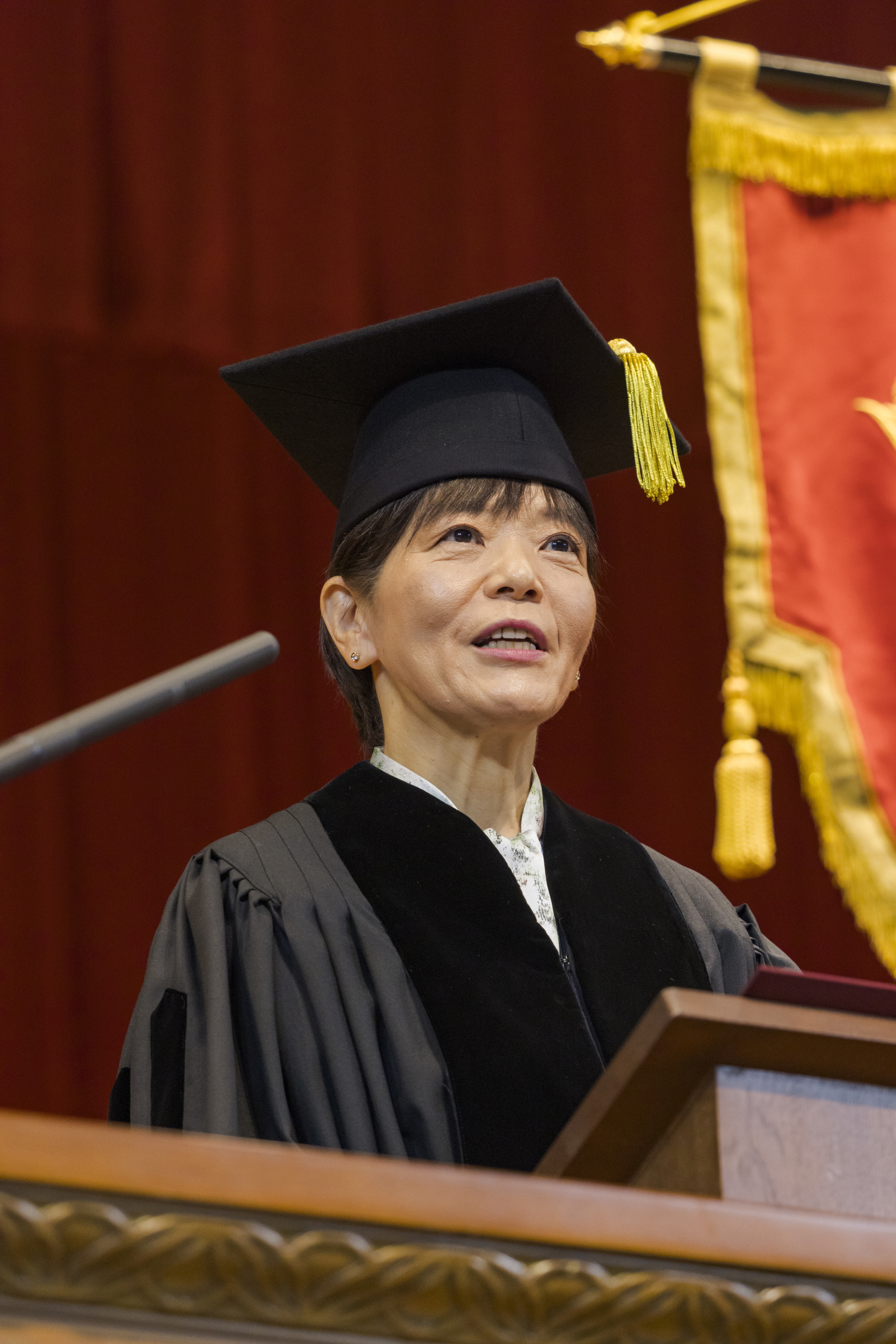 1989年早稲田大学法学部卒業後、女性総合職2期生として野村證券株式会社に入社。1996年にスタンフォード大学MBAを取得。投資銀行業務、金融商品開発、経営企画部長などを経て、2012年より執行役員として経営企画やアジア戦略を担当し、2014年に野村信託銀行株式会社社長に就任。2018年野村證券専務執行役員、2023年に代表取締役副社長に就任。2025年8月より公益社団法人日本証券アナリスト協会会長（現任）、2026年4月に野村證券顧問に就任。