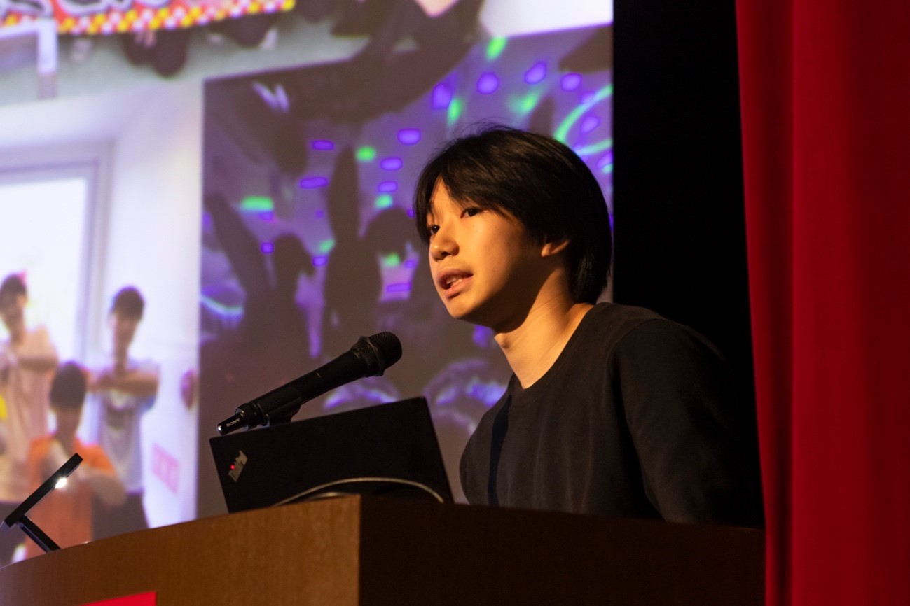 卒業生の勝田貴瑛さん（政治経済学部１年）は、早稲田大阪高等学校の寮生活や年間行事について説明した