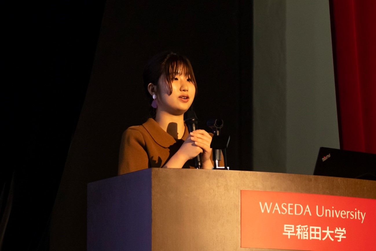 秋山友花さん（社会科学部2年）は、高校時代に茶道部やワンダーフォーゲル部で活動。「自分の純粋な好奇心から世界がどんどん広がっていく可能性を提供してくれる」と本庄高等学院を表現した
