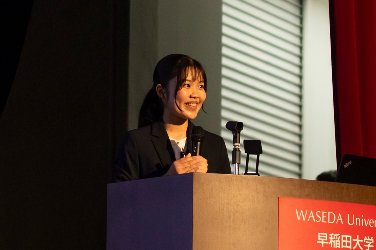 卒業生の内藤千晶さん（先進理工学部2年）は、茶道部、ソフトテニス部、河川研究班、地学部、国際交流など、多彩な課外活動に注力した経験を伝えた