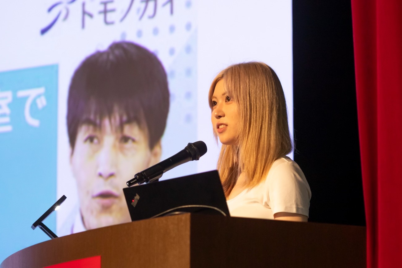 卒業生の金山佳央さん（商学部１年）は、「生徒と先生の距離が近い」など、早稲田大阪高等学校の魅力を伝えた