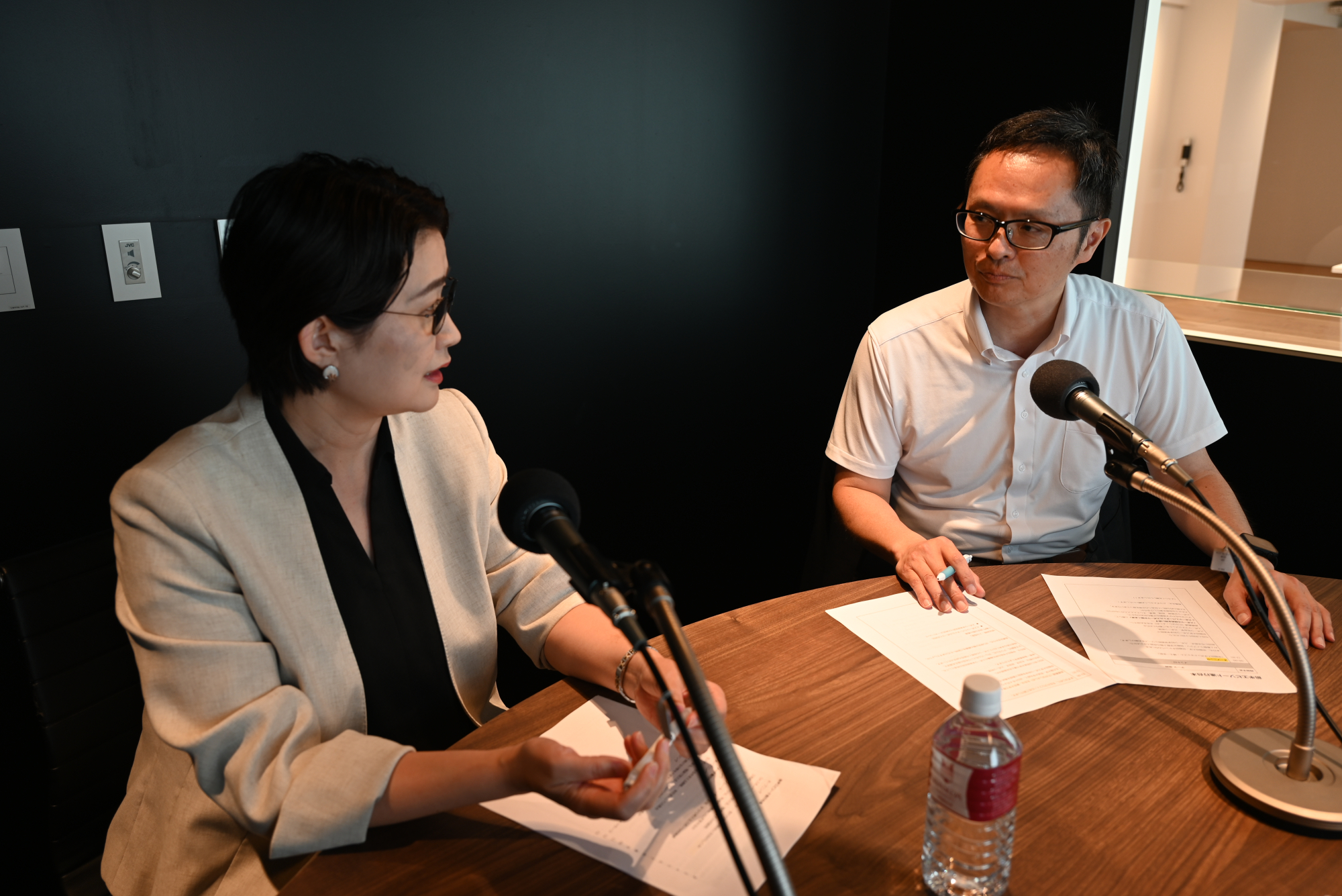 左から、井上素子准教授、高橋義雄教授。<br />
早稲田大学国際文学館（村上春樹ライブラリ）のスタジオで収録。<br />
