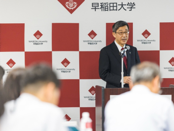 早稲田大学理工学部を卒業後、応用物理化学や界面電気化学の分野でキャリアを歩んできた本間総長。スタンフォード大学等での勤務、国立研究機関でのアドバイザー、本学での教育・研究運営など、国内外で幅広い領域に携わった経験を持つ