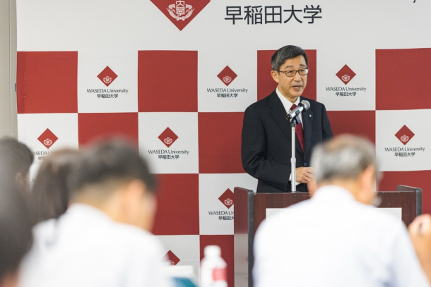 早稲田大学理工学部を卒業後、応用物理化学や界面電気化学の分野でキャリアを歩んできた本間総長。スタンフォード大学等での勤務、国立研究機関でのアドバイザー、本学での教育・研究運営など、国内外で幅広い領域に携わった経験を持つ