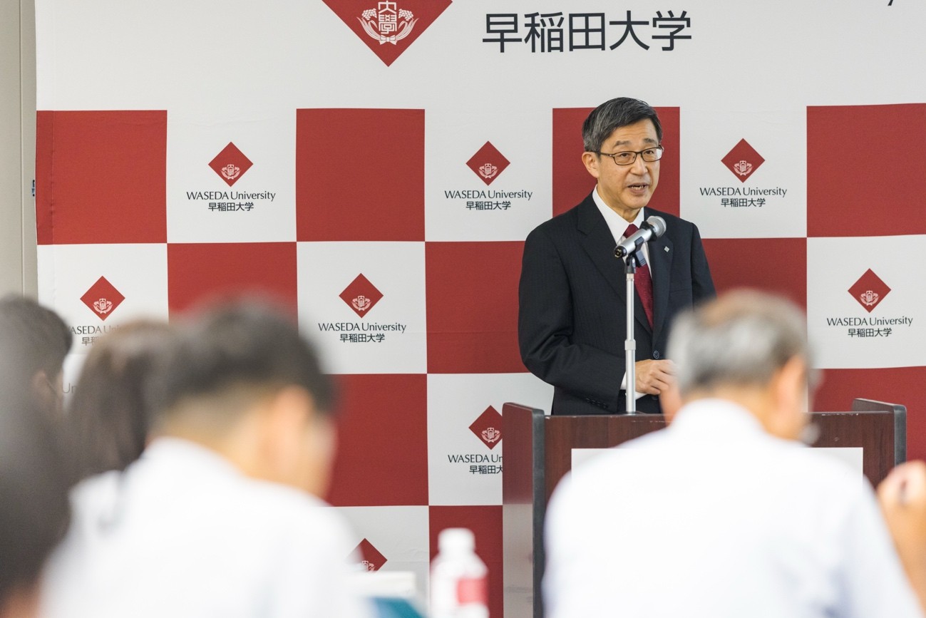 早稲田大学理工学部を卒業後、応用物理化学や界面電気化学の分野でキャリアを歩んできた本間総長。スタンフォード大学等での勤務、国立研究機関でのアドバイザー、本学での教育・研究運営など、国内外で幅広い領域に携わった経験を持つ