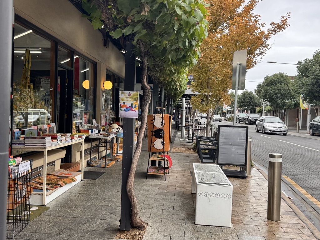 地元の本屋さんの本や雑貨、ポスターが歩道に溢れ出ている様子