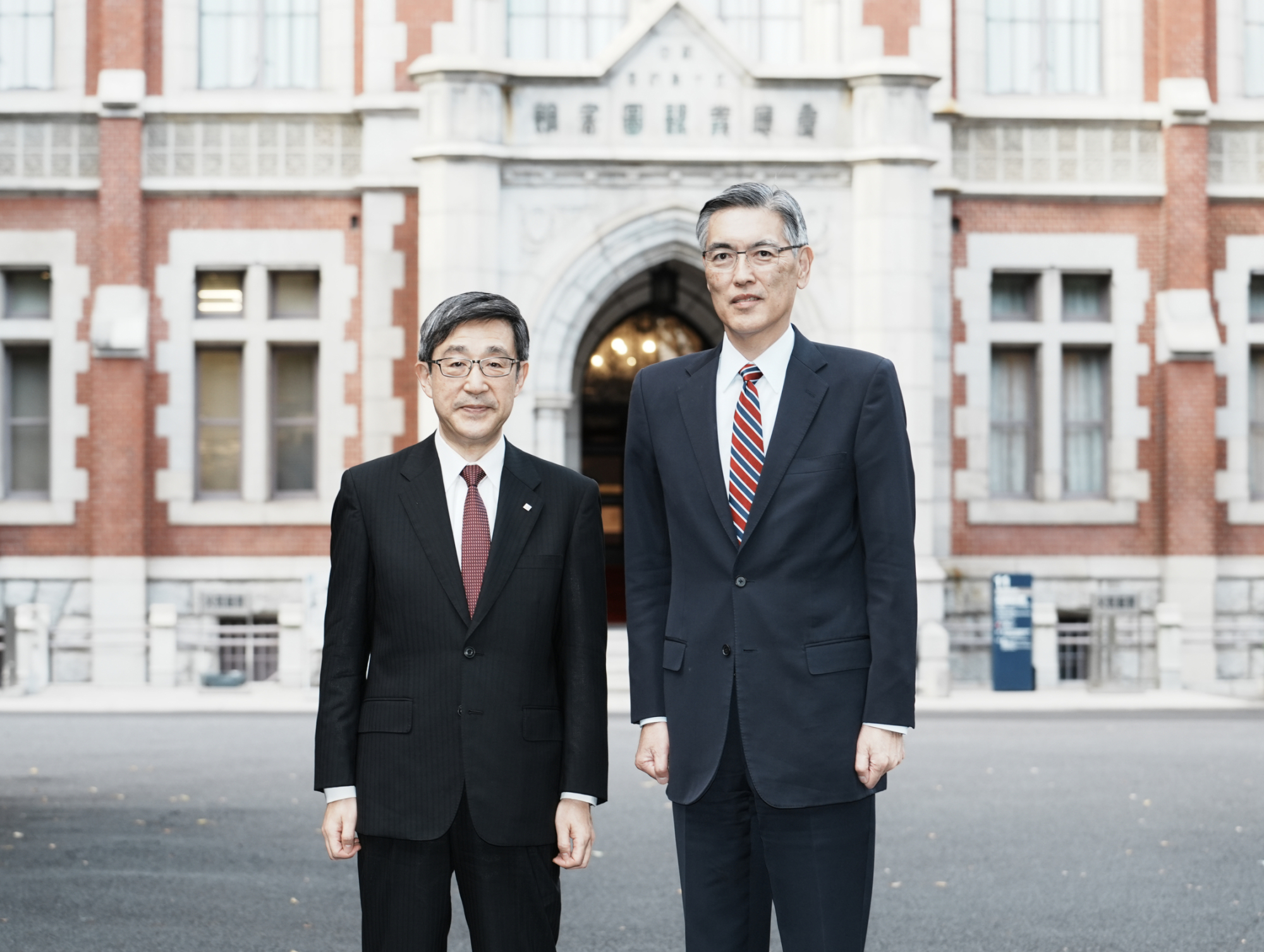 本間敬之総長（左）と慶應義塾 伊藤公平塾長（右）　写真提供：慶應義塾