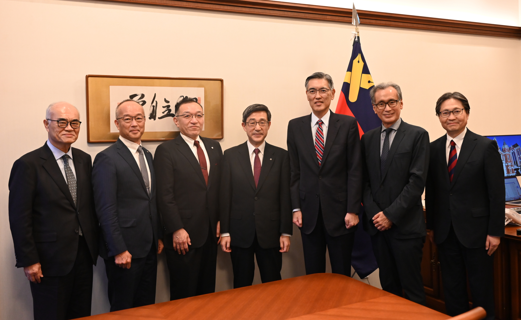 左から早稲田大学 古谷修一副総長、若尾真治副総長、松本直樹副総長、本間敬之総長、慶應義塾 伊藤公平塾長、北川雄光副学長、岩谷十郎副学長