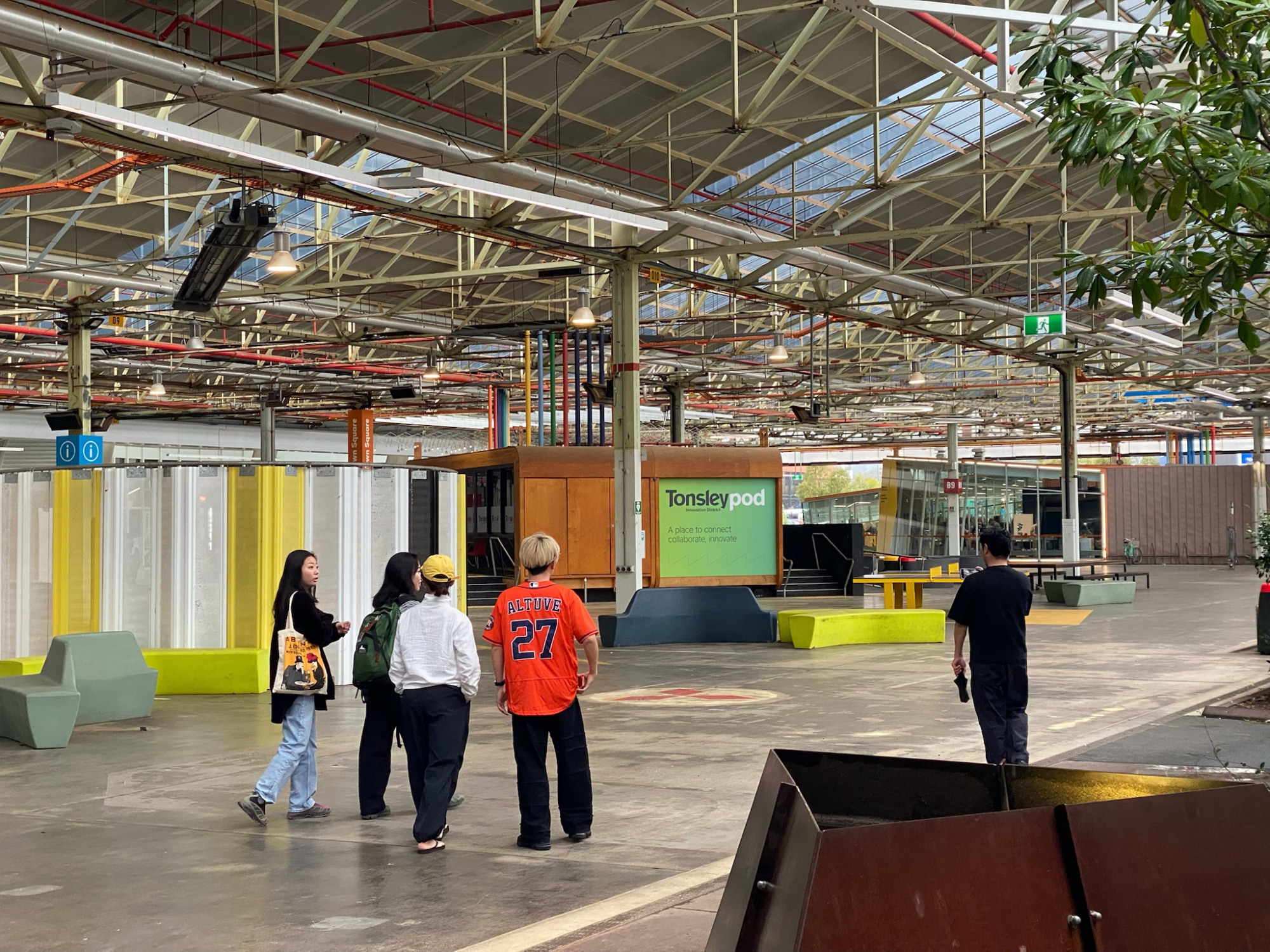 コンバージョン事例、Tonsley Innovation Districtを見学する様子