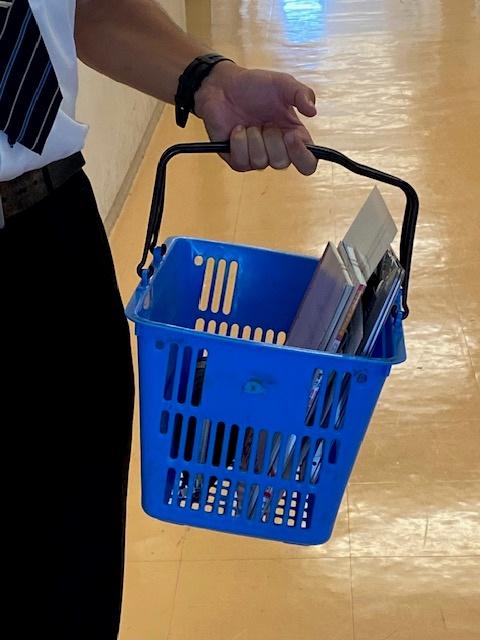 中学校数学教師　教材か?多いためこうしたかこ?に入れて移動している。教科によっては、こうした籠から教材か?はみ出るほと?の量を運ふ?教師もいる。.jpg