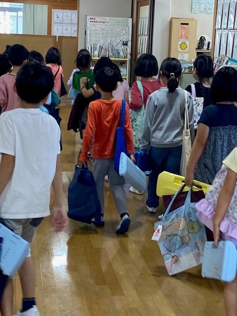 小学校中学年の子と?もたち　音楽室に移動する様子.jpg