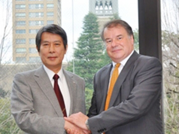 President Kamata shaking hands with IMD President Turpin (right)