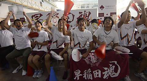 The Swimming Club erupts with joy at Natsumi Hoshi winning the bronze medal (Aqua Arena, Tokorozawa Campus, Waseda University)