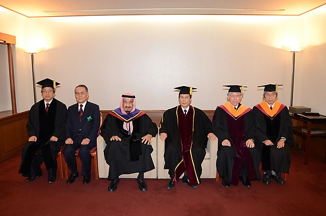 Commemorative photo with Prince Salman and Waseda leadership