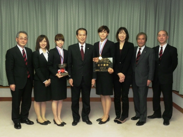 (Mikiko Hagiwara, pictured 3rd from the right with the president after winning the intercollegiate basketball tournament)