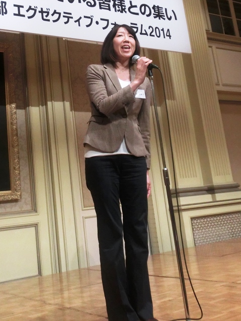 (Head Coach Mikiko Hagiwara announcing her team’s victory at the intercollegiate basketball tournament at the 2014 Executive Forum)