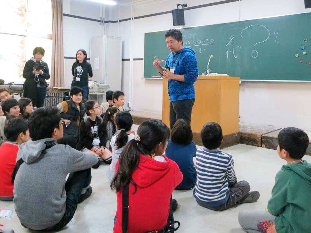 Director Kore-eda teaches filmmaking to children