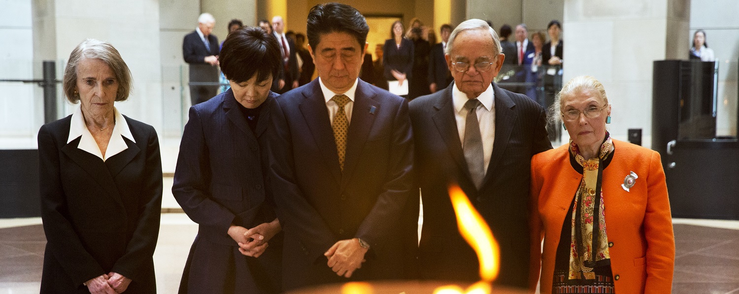 Sugihara survivor Leo Melamed and PM Shinzo Abe visit Holocaust Memorial in Washington DC