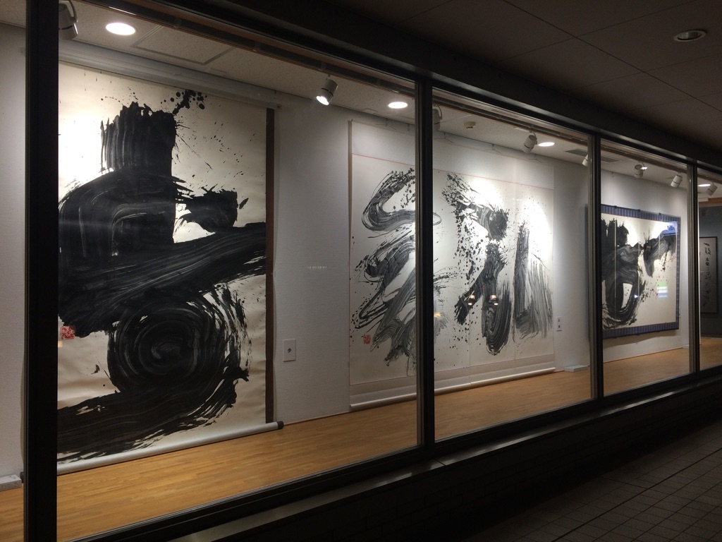 Works from Waseda’s very own calligrapher on display at Building 27 show window
