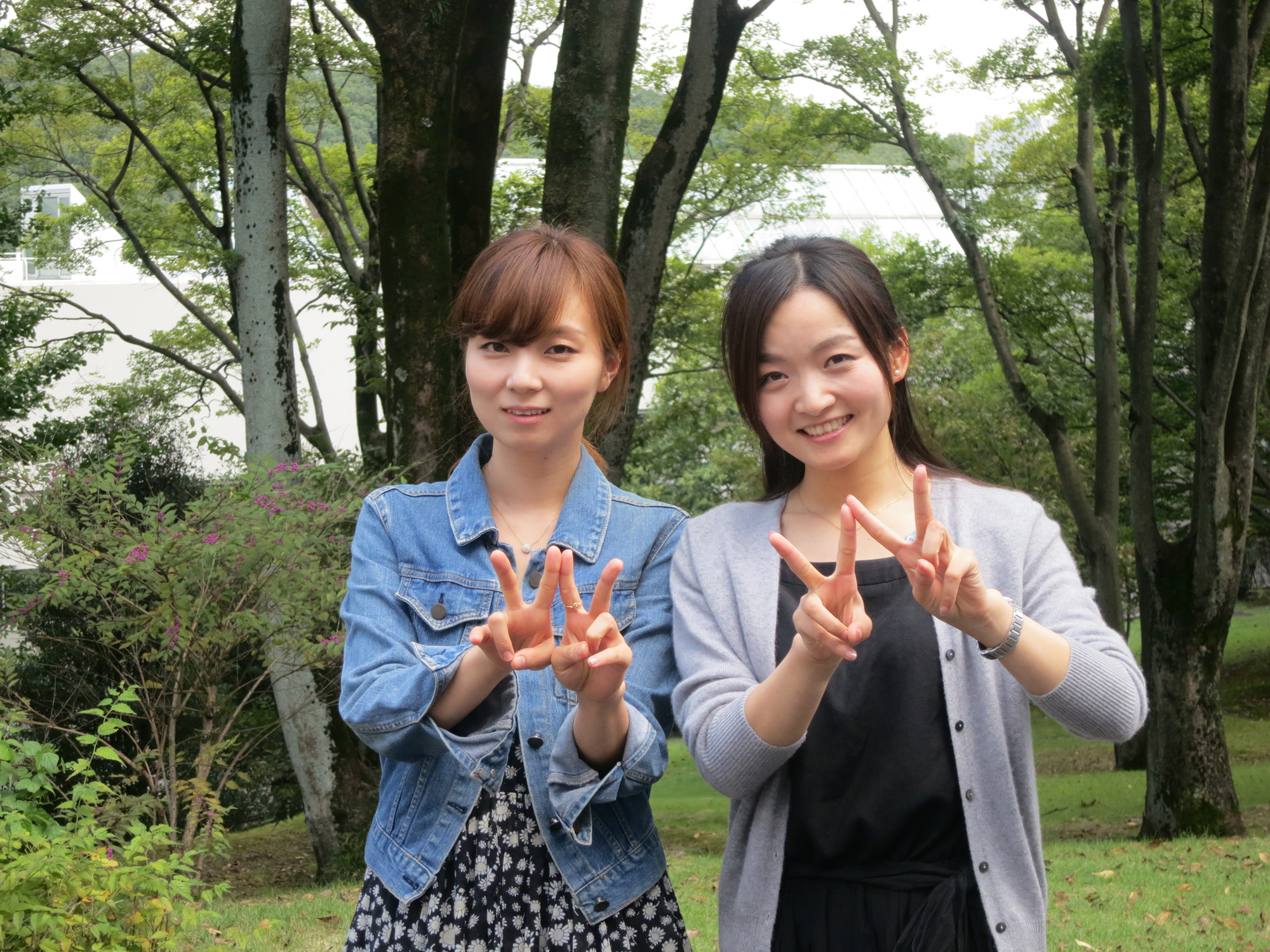 International students enjoy the natural beauty of Tokorozawa Campus