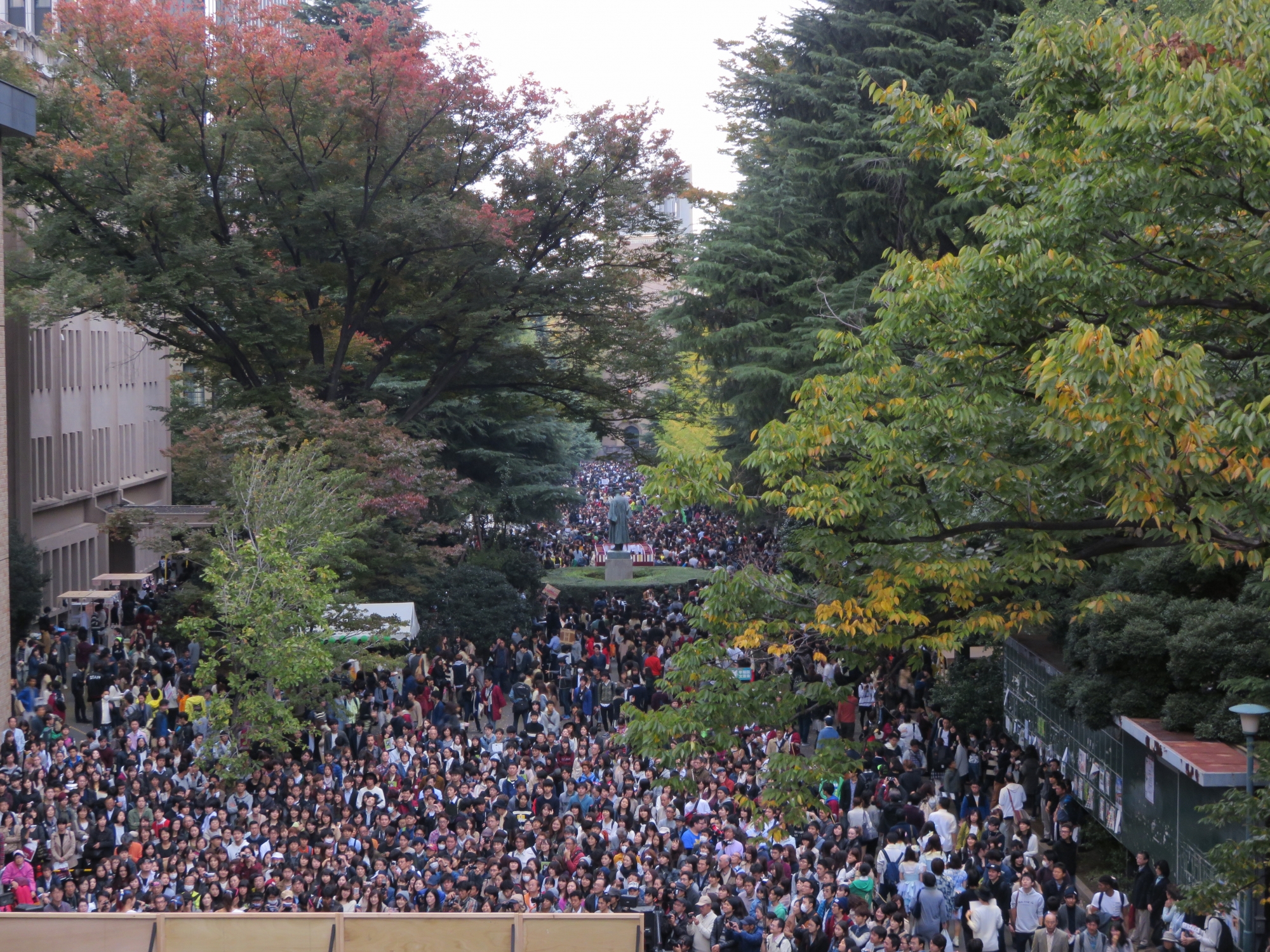 Thousands of visitors flood campus for 2015 Waseda Festival