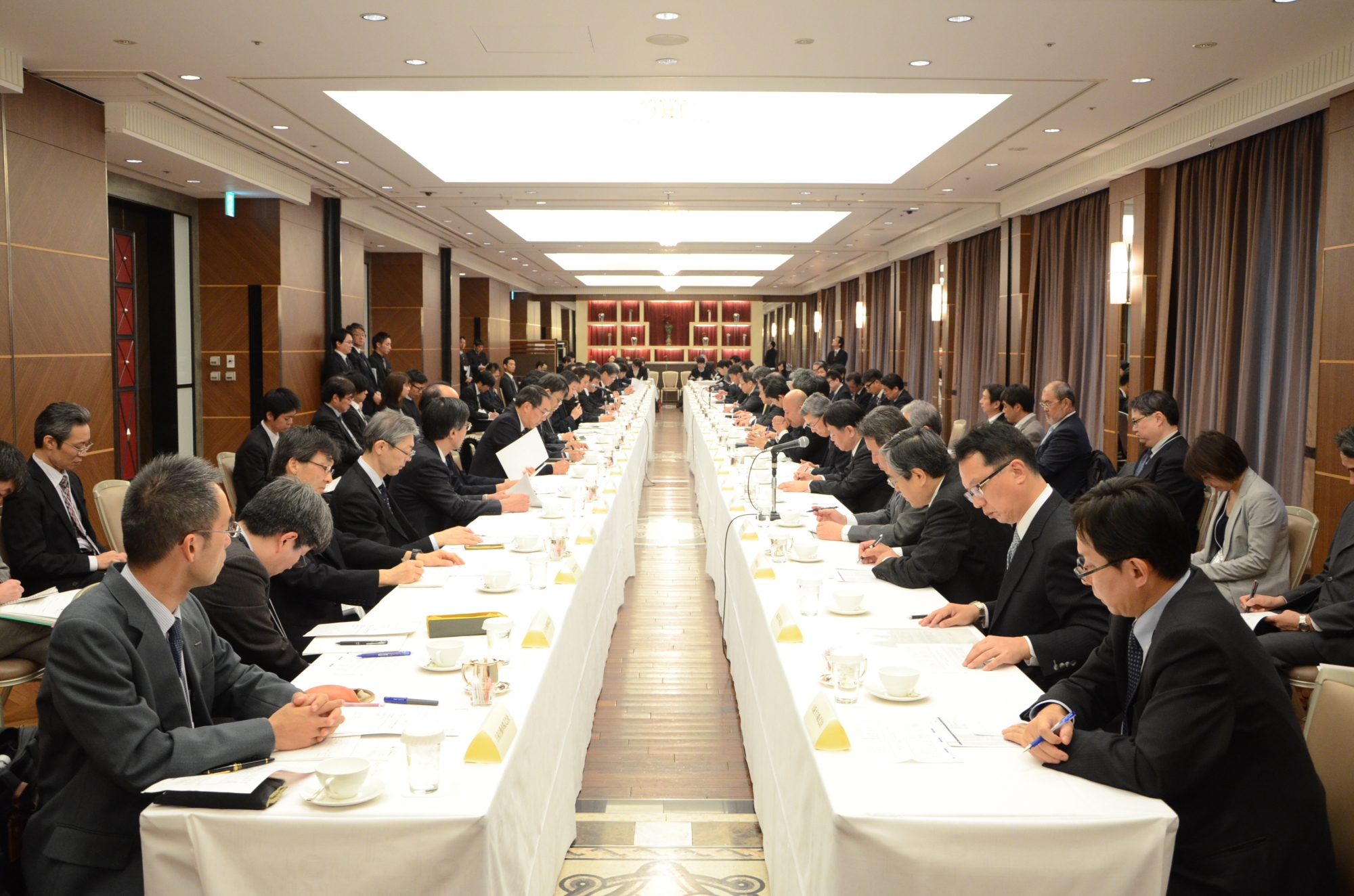 Waseda hosts forum to discuss the future of energy and business with 40 major Japanese corporations