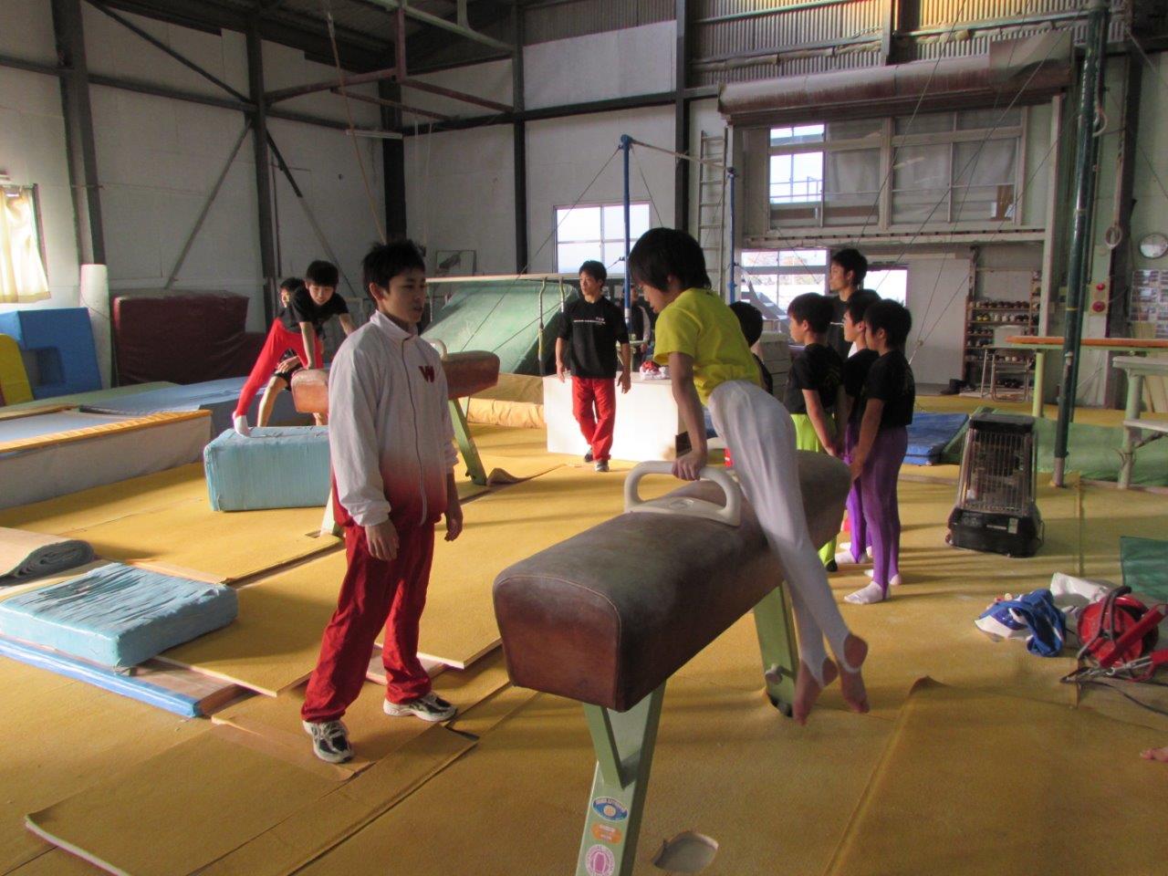 福島県いわき市における体操部員のスポーツ支援の様子。部員の模範演技に参加生徒、保護者から大きな拍手をいただいた。