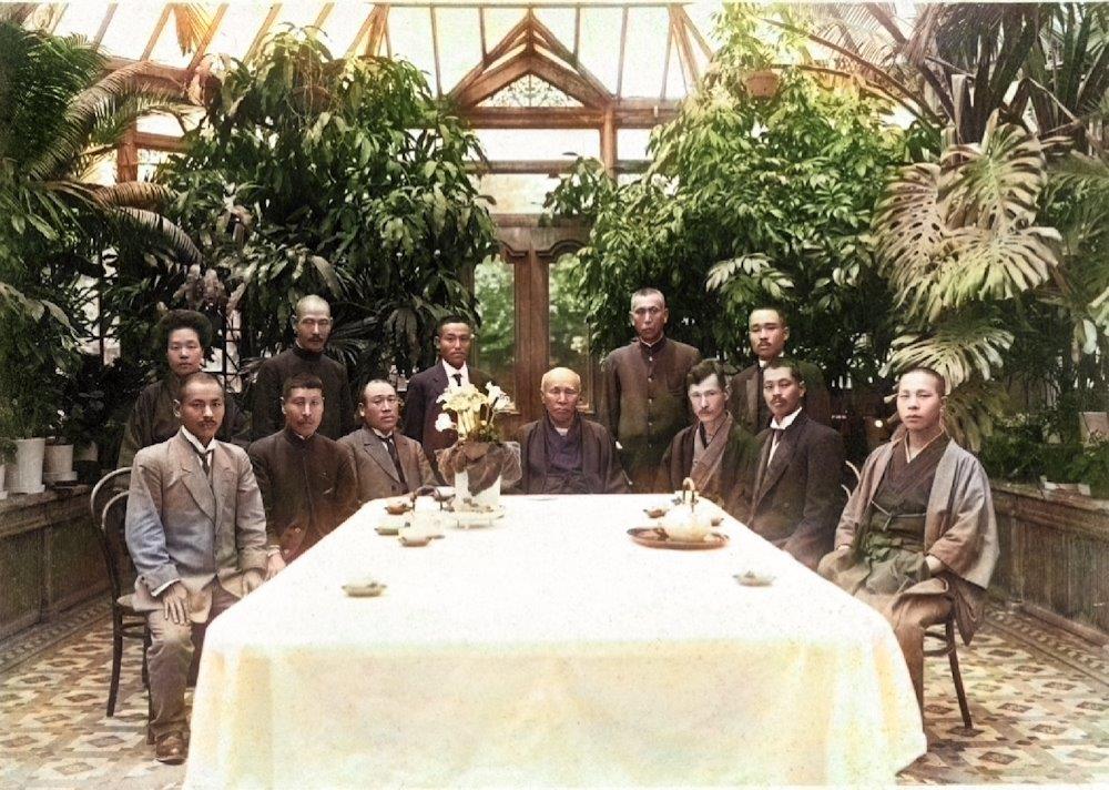 本技術をもとに彩色された大隈重信と来訪者(大隈邸温室内) 大学史資料センター写真データベースより