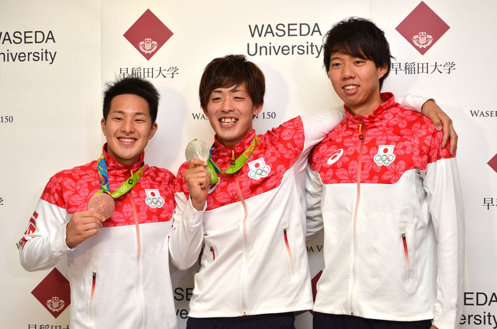 University President congratulates Waseda Olympic swimmers